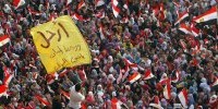 Redazione di Operai Contro, La deposizione dell’ex presidente Mohamed Morsi e il giuramento del nuovo capo di Stato Adly Mansour  non hanno ancora pacificato l’Egitto. Anzi, l’hanno spaccato in due: i ribelli di Tamarod hanno infatti indetto una manifestazione per proteggere gli esiti della rivoluzione, mentre i sostenitori di Morsai ne hanno convocata un’altra “contro il colpo di stato militare”. E tra i due gruppi è scoppiata la violenza: ’pro’ e ‘anti’ Morsi si sono scambiati colpi di arma da fuoco davanti al quartier generale al Cairo della Guardia Repubblicana.Adesso migliaia di manifestanti ‘pro’ Morsi sono in marcia verso il Ministero della Difesa, dove l’ex presidente […]