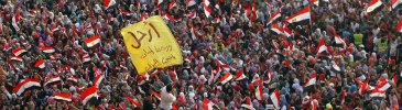 Redazione di Operai Contro, La deposizione dell’ex presidente Mohamed Morsi e il giuramento del nuovo capo di Stato Adly Mansour  non hanno ancora pacificato l’Egitto. Anzi, l’hanno spaccato in due: i ribelli di Tamarod hanno infatti indetto una manifestazione per proteggere gli esiti della rivoluzione, mentre i sostenitori di Morsai ne hanno convocata un’altra “contro il colpo di stato militare”. E tra i due gruppi è scoppiata la violenza: ’pro’ e ‘anti’ Morsi si sono scambiati colpi di arma da fuoco davanti al quartier generale al Cairo della Guardia Repubblicana.Adesso migliaia di manifestanti ‘pro’ Morsi sono in marcia verso il Ministero della Difesa, dove l’ex presidente […]