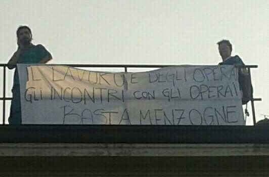 Redazione di Operai Contro, per noi Operai farsi sentire è sempre più difficile, nonostante i cosiddetti organi di informazione sostengano il contrario, tentando di scribacchiare quattro righe strappalacrime sull’operaio che perde il lavoro e non riesce a far fronte alle spese.Diventa necessario l’urlo, il gesto clamoroso, il boato. E’ stato necessario salire a 10 metri di altezza, sul tetto di uno dei padiglioni del Policlinico San Matteo, per riuscire a smuovere il committente ad impegnarsi affinchè il padrone della ditta che ha in appalto il servizio di pulizia si comporti correttamente.Giovedì pomeriggio un fax inviato ai sindacati comunicava che […]
