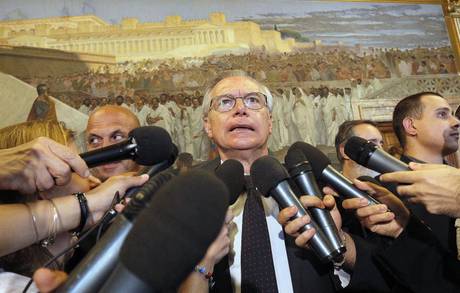 Caro Direttore ci stanno scazzando con lo scontro interno al Pd. Sfido chiunque a spiegare se lo ha capito, quali sono i programmi o le differenze tra i contendenti in campo, esempio cosa vorrebbe fare Renzi o Epifani, solo per citarne due. Sarei proprio curioso di capire come fanno tutti quelli del Pd, fuori dai giochi di vertice, a scegliere per quale esponente votare o “tifare”. Se qualcuno lo può spiegare, grazie. Saluti un lettore