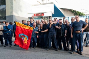 Redazione di Operai Contro, Centosettantadue. E’ il numero dei dipendenti dello stabilimento cormanese Form che rischiano il licenziamento. Per questo, ieri, gli operai dell’impresa metalmeccanica ex Simi hanno incrociato le braccia, organizzando un corteo per le vie della città manzoniana. Hanno alzato al cielo quel numero scritto su cartoni, in una protesta cui hanno partecipato centinaia di persone e che ha avuto anche momenti di tensione, con l’occupazione dei binari della metrotranvia, la minaccia di bloccare la Milano-Meda e l’esplosione di un petardo a pochi centimetri dall’auto con dentro l’ex amministratore delegato della Form. La grande preoccupazione è sfociata […]