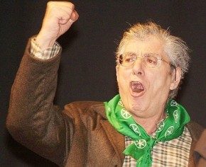 Egregio Direttore Maroni ha nominato un consulente, dal costo iniziale di 50 mila euro, per lo studio della formazione della macroregione del nord. La scelta è caduta, guarda caso su un leghista D.O.C. Dario Gallo, ex presidente della provincia di Varese, oggi commissario dell’ente e componente del cda di Finmeccanica Da tempo i capi nazipadani della Lega Nord, hanno smesso di parlare e tantomeno esaltare in pubblico il “localismo identitario”. Non hanno però imparato dalla lezione elettorale e dai loro ex sostenitori, ormai assenti dal pratone di Pontida. Maroni allarga il concetto di “localismo identitario” alla macroregione del nord, […]