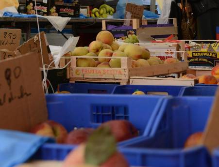 Redazione di Operai Contro, L’inflazione a giugno aumenta dello 0,3% rispetto al mese precedente e dell’1,2% nei confronti di giugno 2012 (era +1,1% a maggio). I prezzi dei prodotti acquistati con maggiore frequenza dai consumatori a giugno sono aumentai dello 0,4% su base mensile e dell’1,7% su base annua (era +1,5% a maggio). Maxi-rincaro per la frutta fresca a giugno: i prezzi in un solo mese sono aumentati del 6,9% trascinando in alto l’indice degli alimentari che complessivamente su base mensile sono aumentati dello 0,6% e su base annua del 2,8%. Ondata di rincari sulla benzina. Dopo l’aumento deciso […]