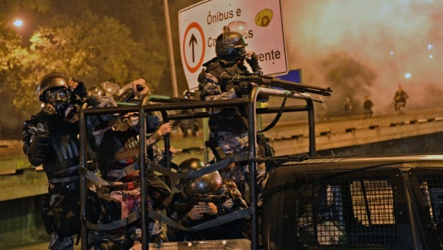 Redazione di Operai Contro, Francesco continua il suo spettacolo. “Vorrei fare appello a chi possiede più risorse, alle autorità pubbliche e a tutti gli uomini di buona volontà impegnati per la giustizia sociale: non stancatevi di lavorare per un mondo più giusto e più solidale! Nessuno può rimanere insensibile alle disuguaglianze che ancora ci sono nel mondo!”. Noi aspettiamo ancora che Francesco divida i miliardi della chiesa con i poveri cristi del mondo Un lettore