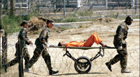 Redazione di Operai Contro,. quando nel 2009 Obama, l’assassino premio Nobel per la pace, fu eletto presidente USA, promise che avrebbe chiuso il campo di concentramento di Guantanamo. Oggi 2016 Guantanamo è ancora aperto. Centinaia di uomini colpevoli di essere mussulmani, sono stati catturati in ogni parte del mondo. Portati a Guantanamo sono stati torturati e molti uccisi. Pensate allo sdegno dei leccaculo della stampa e della TV se qualcuno applicasse lo stesso trattamento a centinaia di cittadini americani? Un vostro lettore