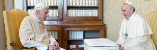 Redazione di Operai Contro, prima mantenevamo come un re solo un papa, ora ne dobbiamo mantenere due. Ratzinger-Bergoglio hanno pubblicato un enciclica. Nel testo di Ratzinger-Bergoglio i due Pontefici si soffermano sulla famiglia fondata sul matrimonio, inteso come unione stabile tra uomo e donna, le solite menate contro gli omossessuali. E, sempre secondo i Papi, la fede insegna anche a individuare forme giuste di governo, in cui l’autorità viene da Dio ed è a servizio del bene comune e offre all’uomo la possibilità del perdono che porta a superare i conflitti. Per questo Francesco ha benedetto il governo Letta, e Ratzinger aveva […]