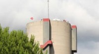 Da sei giorni sono barricati sopra il silos della Italcementi a Vibo Marina, in Calabria. Già da un anno in cassa integrazione, gli 85 lavoratori del colosso del cemento non ci stanno alla chiusura dello stabilimento imposta dai vertici della Italcementi e dal presidente Giampiero Pesenti che, intanto, percepisce un milione di euro di stipendio e quasi tre milioni e mezzo di bonus. http://tv.ilfattoquotidiano.it/2013/07/03/calabria-operai-italcementi-al-padrone-3-mln-di-bonus-noi-in-cassa-integrazione/238597/ ”Fanno ridere – commenta uno dei dipendenti, che sottolineano come a rischiare il posto siano altri 300 lavoratori impiegati nell’indotto. “Questa è l’Italia dei ricconi e di chi sfrutta la povera gente. Non ci muoveremo da qui fino a quando non avremo certezza sul nostro futuro”. Il governo […]