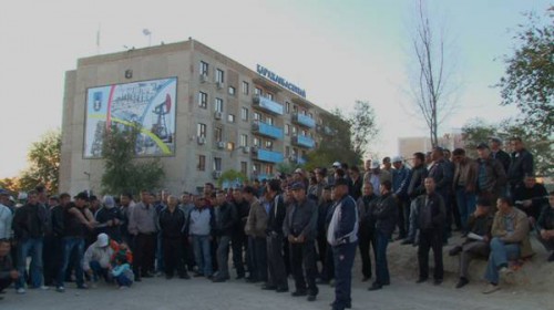 Redazione di Operai Contro, In questi giorni si parla del dissidente kazako della moglie e della figlia sequestrata dal governo borghese italiano e rimandata in kazakistan a seguito delle pressioni del governo kazako. In questi giorni il governo per scolparsi ha rivelato che la polizia italiana è agli ordini dell’ambasciatore del dittatore Kazako Tutti si sono dimenticati che anche questo episodio contro i ‘dissidenti’, è un ulteriore episodio che succede ad altri, tra  cui , ricordiamolo, la strage di classe  della polizia e dall’esercito, fatta nel dicembre 2011 nella cittadina di Zhanaozen. Al termine di una giornata tesa e confusa, […]