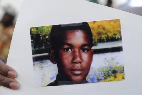 Per la seconda notte consecutiva Los Angeles è stata teatro di proteste e scontri per l’assoluzione di George Zimmerman, accusato dell’omicidio dell’adolescente nero Trayvon Martin, e il bilancio è di almeno 13 arresti. Fra gli episodi segnalati dal sindaco della metropoli californiana, Eric Garcetti, anche il saccheggio di un supermercato della catena Wal-Mart. L’america si ribella alla pace sociale del criminale Obama