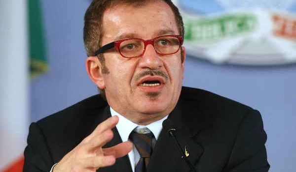 Egregio Direttore Il raccolto del federalismo è sempre più copioso, Il pratone di Pontida ha mandato a cagare i suoi capi nazisti, ma loro han fatto un bel lavoro per i padroni ed il loro Stato. Con la Lega Nord al governo, nel nome del federalismo negli ultimi 20 anni le imposte nazionali sono raddoppiate e le tasse locali sono aumentate di 5 volte. Le addizionali Irpef regionali e comunali, negli ultimi 12 anni sono cresciute del 573%, contribuendo a tagliare con il credito d’imposta salari e pensioni, già di per sé tartassati. Questo è il risultato della Lega […]