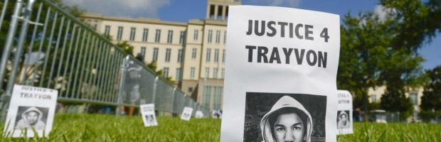 George Zimmerman, l’uomo che la notte del 26 febbraio 2012 uccise il 17enne afro-americano Trayvon Martin all’interno di una comunità cintata della Florida, ha agito per legittima difesa. La giuria della Seminole County Courthouse, composta da sei donne, lo ha dichiarato innocente del reato di omicidio di secondo grado e anche di quello meno grave di “manslaughter”, di omicidio colposo. Il verdetto è stato letto alle 10 di sera. Quindi il giudice Debra Nelson ha detto a Zimmerman che era libero di andarsene. L’uomo, durante la lettura del verdetto, non ha dimostrato particolare emozione. Fuori dell’aula, gruppi di afro-americani hanno continuato a manifestare per ore. Ma le […]