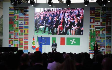 Redazione di Operai Contro, Expo 2015 è per Enrico Letta il “cuore della ripresa” e anche il “volano per la nostra economia”. Una scemenza Ora Expo2015  diventa anche il cavallo di Troia per introdurre nuova flessibilità nel mercato del lavoro. Oppure, detto in altro modo, nuovo precariato. L’accordo siglato questa settimana dai sindacalisti vemduti della CGIL-CISL-UIL con Expo spa, la società di gestione dell’evento, per la creazione a livello locale di 800 posti di lavoro a termine ha infatti rinvigorito le ambizioni di chi vuole introdurre una deregulation all’insegna dell’esposizione universale. In testa le imprese, che chiedono di introdurre contratti a termine liberi per tutte le […]