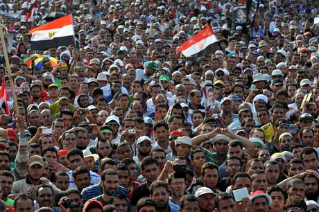 rassegna stampa Der Spiegel   130719 Egitto – I miliardari appoggiano i golpisti Ulrike Putz, Beirut –          Diversi magnati egiziani, fuggiti all’estero alla caduta di Mubarak con il quale si erano arricchiti tramite nepotismo e corruzione, sostengono ora i militari golpisti egiziani, che dovrebbero mantenere la “pace” nel paese e consentire loro di non perdere privilegi e ricchezza. –          Ad es., il clan di Nagib Sawiris (cristiano) ha un forte peso per l’economia egiziana, controlla il gruppo Orascom, ed ha 100000 addetti. Sawiris ha promesso che la sua famiglia tornerà a investire in Egitto. –          Per pompare denaro nelle […]