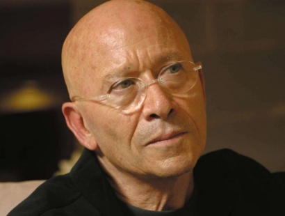 Redazione di Operai Contro, vi invio un articolo dal blog di Savelli Gli esuberi di Natuzzi, la manodopera cinese e i 52 centesimi al minuto di Fabio Savelli Per un lavoratore italiano messo in mobilità dalla Natuzzi ne esisterebbe almeno un altro (qualcuno ipotizza abbia gli occhi a mandorla) armato di ago e filo ad imbottire divani nei sottoscala del distretto murgiano, quadrante sud-est dell’Italia, incuneato tra le regioni Puglia e Basilicata. Non sarebbe un’equazione peregrina, almeno a sentire i vertici del gruppo Natuzzi, marchio storico del made in Italy, quartier generale a Santeramo del Colle (provincia di Bari), stabilimenti […]