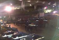 Redazione di Operai Contro, continua la protesta in Val di Susa. La manifestazione dei No Tav è iniziata alle 21, con l’afflusso a Giaglione, il punto di ritrovo da cui parte il sentiero. Poi è partita la marcia attraverso i boschi. Il gruppo si è diviso in più frange a metà percorso, ognuna ha percorso una via diversa per attaccare il cantiere in almeno la metà dei suoi 13 varchi. È quasi mezzanotte quando i manifestanti  arrivano al cantiere dell’alta velocità. Avanzano nel buio, nei boschi. Sono divisi in più gruppetti, che hanno percorso sentieri diversi da Giaglione, il […]