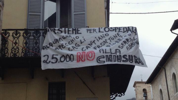 In Puglia Vendola sta realizzando il drastico piano di chiusura degli ospedali e di smantellamento della sanità pubblica peggio di come aveva intenzione di farlo Fitto, presidente della Regione prima dei due mandati di Vendola.   Con la sicumera parolaia, retorica e sinistrorsa che lo contraddistingue Vendola sta riuscendo a fare accettare il suo piano antipopolare come una necessità che, per quando dolorosa, porterà alla lunga al miglioramento della funzionalità della sanità pubblica.   Una menzogna bella e buona. Se gli ospedali pubblici chiudono, i primi a patirne sono gli operai che non hanno i soldi per farsi curare […]