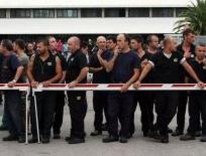 Redazione di Operai Contro, da tempo gli operai presidiano la fabbrica per impedire al padrone di portare via carrelli e macchinari. Con una raccomandata inviata il 15 luglio scorso, ma diffusa soltanto adesso, la Still, la società del gruppo Kion che gestisce lo stabilimento di Modugno, comunica, in soldoni, che se i 244 lavoratori Om non lasceranno passare i camion, facendo cessare il presidio davanti alla fabbrica e permettendo agli automezzi di portare quei 240 carrelli elevatori della discordia, valore oltre 200 milioni di euro, l’azienda è pronta a far cessare la cassa integrazione dal prssimo mese. Un ricatto […]