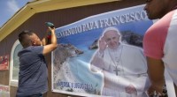 Caro Operai Contro volevo segnalare che il Papa nella sua predica a Lampedusa, si è dimenticato di nominare le responsabilità  dei governanti italiani ed europei che hanno fatto democraticamente le leggi contro l’immigrazione. Francesco non ha fatto i loro nomi Questi governanti sono uomini in carne ed ossa, hanno agito alla luce del sole, non “nell’anonimato” e non dovrebbe essere tanto difficile risalire a loro. La religione cosa prevede per questi  governanti  legislatori, che vengano giudicati (per chi ci crede) nell’al di là? Allora la predica del papa e la religione serve ad ammansire la povera gente  deviandone le […]