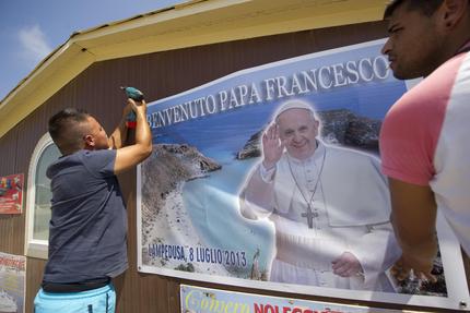 Caro Operai Contro volevo segnalare che il Papa nella sua predica a Lampedusa, si è dimenticato di nominare le responsabilità  dei governanti italiani ed europei che hanno fatto democraticamente le leggi contro l’immigrazione. Francesco non ha fatto i loro nomi Questi governanti sono uomini in carne ed ossa, hanno agito alla luce del sole, non “nell’anonimato” e non dovrebbe essere tanto difficile risalire a loro. La religione cosa prevede per questi  governanti  legislatori, che vengano giudicati (per chi ci crede) nell’al di là? Allora la predica del papa e la religione serve ad ammansire la povera gente  deviandone le […]