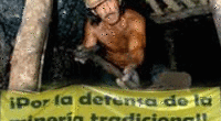 In queste ore 200.000 minatori artigianali in diciotto dipartimenti della Colombia sono scesi per le strade del paese contro la politica neoliberista del governo, che consegna le collettive risorse minerarie a grandi gruppi multinazionali mediante concessioni per lo sfruttamento di aree strategiche. Parallelamente, vengono impiegati polizia antisommossa ed esercito per “liberare” la strada della locomotiva minerario-energetica, asse portante della politica economica filoimperialista del governo, dalle “ingombranti”comunità locali. Vengono implementate una serie di norme legislative repressive che rendono formalmente illegali le tradizionali pratiche estrattive. La legislazione nega la possibilità di sostentamento dei piccoli minatori artigianali, dichiarandoli fuori legge e per questa […]