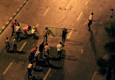 Redazione di Operai Contro, almeno cinque morti negli scontri avvenuti oggi ad Alessandria d’Egitto fra sostenitori del deposto presidente Mohamed Morsi e suoi oppositori, i feriti sarebbero almeno 70. Nei tafferugli a Shubra e’ scoppiata una sassaiola fra una marcia di pro Morsi e gli abitanti del quartiere. A Mohandessin i tafferugli fra pro e anti Morsi sono scoppiati davanti a una moschea dove si stavano radunando i sostenitori dei Fratelli musulmani per una marcia. Scontri fra sostenitori e oppositori del deposto presidente egiziano anche a Damietta, nel delta del Nilo. Custodia cautelare Morsi per spionaggio – Il deposto presidente […]