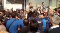 Fim Cisl, Uilm Uil e Fismic hanno organizzato una serie di assemblee nei vari reparti per spiegare l’accordo relativo all’introduzione della Cassa integrazione straordinaria chiesta della direzione Iveco “per ristrutturazione”. Un investimento, nel suo complesso, per la produzione del nuovo Daily 2014, da 430 milioni di euro. Ma sulle modalità di applicazione della Cisg e relativa rotazione tra gli operai nelle varie linee di produzione c’è stata una forte contestazione. L’assemblea si è svolta nel reparto montaggi, finitura e collaudo ha visto otto operai sfilare tenendo in mano, ognuno, le lettere che compongono la parola “vergogna”. Gesto applaudito platealmente dagli operai […]