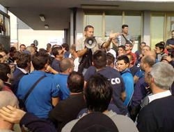 Fim Cisl, Uilm Uil e Fismic hanno organizzato una serie di assemblee nei vari reparti per spiegare l’accordo relativo all’introduzione della Cassa integrazione straordinaria chiesta della direzione Iveco “per ristrutturazione”. Un investimento, nel suo complesso, per la produzione del nuovo Daily 2014, da 430 milioni di euro. Ma sulle modalità di applicazione della Cisg e relativa rotazione tra gli operai nelle varie linee di produzione c’è stata una forte contestazione. L’assemblea si è svolta nel reparto montaggi, finitura e collaudo ha visto otto operai sfilare tenendo in mano, ognuno, le lettere che compongono la parola “vergogna”. Gesto applaudito platealmente dagli operai […]