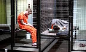 Redazione di Operai Contro, il criminale Obama, non solo non ha chiuso Guantamo ma tortura i prigionieri. I prigionieri di Guantanamo hanno commesso un unico reato:  sono mussulmani. Una cannula di un metro che ti viene introdotta forzatamente nel naso e arriva sino allo stomaco, tra sofferenze e spasmi indicibili. È il modo in cui vengono alimentati obbligatoriamente 45 detenuti in sciopero della fame a Guantanamo, oramai cento in tutto, decisi a usare questa forma estrema di protesta per denunciare la loro condizione: molti sono prigionieri dagli attentati alle Torri Gemelle che non hanno ancora scorto il fine pena, […]