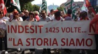 Redazione di Operai Contro, E’ ripresa lunedì mattina 26 agosto, negli impianti di Albacina e Melano, a Fabriano, l’attività produttiva della Indesit Company, in attesa che il 17 settembre, a Roma, si riapra il tavolo. La multinazionale dell’elettrodomestico ha annunciato 1425 esuberi in Italia (710 nelle Marche) e la chiusura delle fabbriche di Melano e Teverola (Caserta), con il trasferimento di parte della produzione in Polonia e in Turchia. Abbiamo scioperato dal mese di Giugno contro questa scelta Sono centinaia le fabbriche minacciate di chiusura, sono centinaia le fabbriche presidiate, sono milioni gli operai licenziati,ma i sindacalisti continuano a tenerci divisi. […]