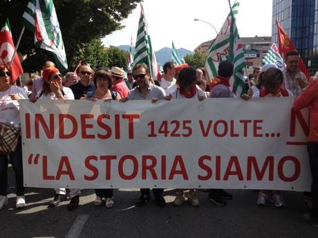 Redazione di Operai Contro, E’ ripresa lunedì mattina 26 agosto, negli impianti di Albacina e Melano, a Fabriano, l’attività produttiva della Indesit Company, in attesa che il 17 settembre, a Roma, si riapra il tavolo. La multinazionale dell’elettrodomestico ha annunciato 1425 esuberi in Italia (710 nelle Marche) e la chiusura delle fabbriche di Melano e Teverola (Caserta), con il trasferimento di parte della produzione in Polonia e in Turchia. Abbiamo scioperato dal mese di Giugno contro questa scelta Sono centinaia le fabbriche minacciate di chiusura, sono centinaia le fabbriche presidiate, sono milioni gli operai licenziati,ma i sindacalisti continuano a tenerci divisi. […]