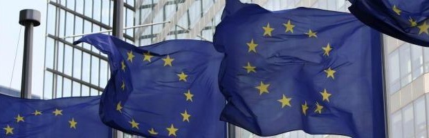 Mentre l’intera Eurozona è in messianica attesa delle elezioni politiche tedesche del prossimo 22 settembre, lo stato dell’arte del cosiddetto risanamento dei conti pubblici procede sempre più incerto, con tentativi di aggiustamenti marginali che non fanno che rinviare il giorno del giudizio, mentre nei singoli Paesi crescono gli ostacoli di natura costituzionale ai tentativi di incidere in profondità e retroattivamente sulle voci di spesa relative a pensioni e licenziabilità dei pubblici dipendenti. Il denominatore comune è l’assenza di un “modello di successo” nella gestione della crisi, malgrado la propaganda della Commissione europea si sforzi di affermare il contrario. Non era difficile immaginare un simile esito, da […]