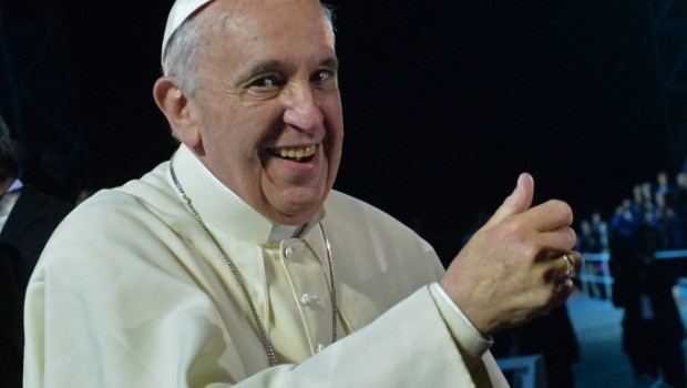 Redazione di Operai Contro, i giornali e le televisioni ci riportano le lagne dei leccaculo sulla “Giornata mondiale dei giovani” gli incidenti stradali e il caldo afoso. Ogni volta il numero dei giovani a Rio si moltiplica; 1, 2, 3, 4, milioni. Francesco ha fatto pregare i giovani in silenzio, ha fatto ripetere loro in coro le sue parole. E li ha incoraggiati: Si tratta, ha poi aggiunto, di “giocare” nella “squadra” di Gesù che offre “la possibilità di una vita feconda e felice” e “un “Ragazzi e ragazze, per favore, non mettetevi in fondo alla storia, non siate […]