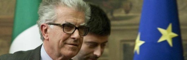 Incompatibilità anziché ineleggibilità. E’ la modifica principale alla legge del 1957 (sollevata per il caso di Silvio Berlusconi) proposta da un disegno di legge del Pd depositato al Senato di cui sono primi firmatari Massimo Mucchetti e il capogruppo democratico di Palazzo Madama Luigi Zanda. La modifica scioglierebbe definitivamente il conflitto d’interessi che riguarda il Cavaliere. Il provvedimento sarebbe infatti applicabile anche nella legislatura in corso: contiene infatti anche una norma transitoria che prevede che le disposizioni della legge avranno effetto all’entrata in vigore della legge, cioè all’indomani della pubblicazione sulla Gazzetta Ufficiale. In pratica con le nuove norme la Giunta delle elezioni invece di dover decidere sulla ineleggibilità, che porterebbe alla decadenza immediata dal seggio, […]