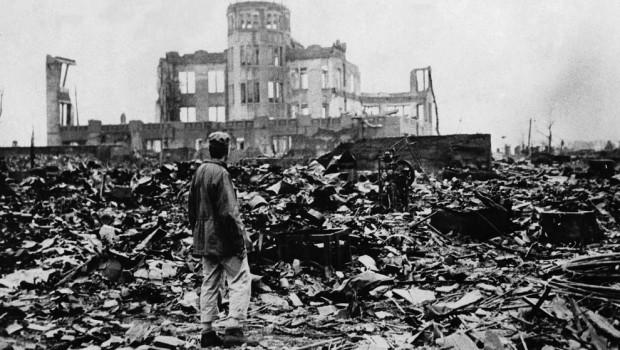 Redazione di Operai Contro, Obama si è recato ad Hiroshima Hiroshima è la prima citta del mondo che fu rasa al suolo da una bomba atomica USA 71 anni fa. Gli USA sono ancora oggi lo stato che detiene in maggior numero di testate nucleari e basi in diversi paesi Obama è un lercio assassino. Obama ha affermato: “Settantuno anni fa la morte è arrivata dal cielo e il mondo è cambiato“ Obama la bomba non è arrivata dal cielo ma da un bombardiere B52 USA Obama ha affermato: Occorre prendere misure perchè i fatti di Hiroshima e Nagasaki […]