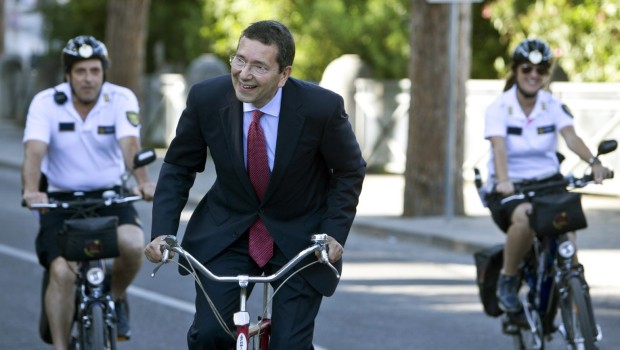 Egregio Direttore, Marino il sindaco di Roma del Pd che ha preso il posto di Alemanno (Pdl),va in Comune in bicicletta, in questi giorni ha reso noto lo stipendio annuo dei suoi più stretti collaboratori esterni. Marco Girella             capo ufficio stampa    125 mila euro. Mattia Stella               coordi. staff sindaco  105 mila euro Silvia Decina              staff del sindaco         103 mila euro Roberto Tricarico        staff del sindaco           95 mila euro Silvia Pelliccia            staff del sindaco           95 mila euro Guido Schwarz          portavoce                      90 mila euro Enzo Foschi                capo segr. del sindaco   90 mila euro E via di seguito per […]