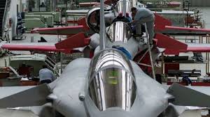 RASSEGNA STAMPA Asia S-E, Indonesia, Usa, Armamenti Asia Times      130827 Preoccupa la vendita di armi Usa all’Indonesia Carey L Biron –       Le relazioni con l’Indonesia sono un punto centrale della strategia USA di rafforzamento delle relazioni bilaterali con i paesi asiatici della “lotta contro il terrorismo” e come bastione contro la Cina. Rientra in questo quadro il viaggio di 8 gg. del ministro Difesa USA, Hagel, in S-E Asia, –       e l’accordo da $500 mn. per la vendita di 8 elicotteri d’attacco Apache AH-64E (costruiti da Boeing), addestramento piloti e tecnologie radar al regime indonesiano. Human Rights Watch: gli […]