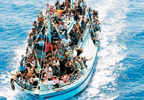 Caro Operai Contro 500 immigrati sopravvissuti ai “naufragi” di Lampedusa nel 2013, vivono nel centro di Roma, senza acqua e senza luce. Mangiano grazie alla Caritas, non certo per il governo Letta che li ha scaricati, dopo le pubbliche promesse di occuparsene, trovando loro una sistemazione. Promesse fatte finché i riflettori erano accesi sulle terribili “disgrazie” di Lampedusa, con l’annegamento di centinaia di migranti. Da 4 mesi si riparano occupando un palazzo nel cuore di Roma. Dormono in terra, nei corridoi e nelle stanze piene di freddo e polvere, insidiati dai topi. La polizia finora non è intervenuta. Uno […]