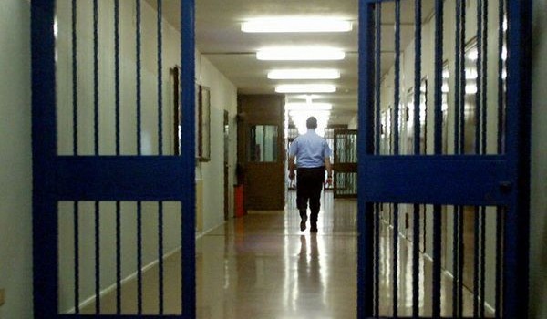 Caro Direttore Silvio Berlusconi è stato regolarmente processato e condannato in via definitiva, dopo il 3° grado di giudizio. Da 24 giorni dalla sua condanna non sento altro parlare che di “grazia” e di “amnistia”, o in alternativa di una votazione in parlamento che in nome della “agibilità politica”, di Berlusconi, annulli la sua condanna. Se questo dovesse accadere, penso sia sacrosanto rivendicare che nello stesso momento si aprano tutte le carceri in Italia e lasciati liberi tutti i prigionieri. Liberi tutti.