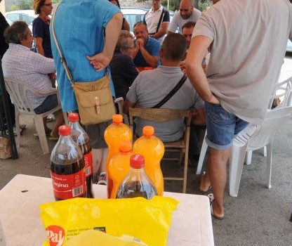 Che cosa fanno gli operai OM ad agosto e anche a Ferragosto? Lottano, presidiano, soffrono, si arrabbiano, si mobilitano, gridano, si incazzano, combattono, resistono, affermano la propria dignità di operai e di esseri umani rimanendo al presidio davanti alla fabbrica, rivendicano il posto di lavoro, l’indipendenza economica, la sicurezza di poter vivere, per sé e i propri cari, per tutti gli altri operai in lotta. Gli operai OM sono un pugno nello stomaco di una società che non sa e non vuole assicurare il pane a tutti i suoi componenti. Essi non sono in vacanza. Sono in lotta. Nella […]