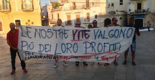   Al presidio degli operai OM Carrelli elevatori di Modugno (Ba) sono arrivati prima, di notte e di nascosto, gli sgherri della multinazionale Kion per rubare alcuni pezzi dei carrelli che, insieme con i macchinari smontati, gli operai non vogliono far uscire, poi, di giorno e insieme con la vicepresidente della giunta regionale, Angela Barbanente, l’arcivescovo di Bari Francesco Cacucci a dire le preghiere. Alle 4 e 30 di notte la Kion ha inscenato un vero e proprio blitz, aggirando il presidio permanente degli operai. Alcuni mercenari prezzolati hanno forzato e rotto i lucchetti dell’entrata posteriore delle officine e […]