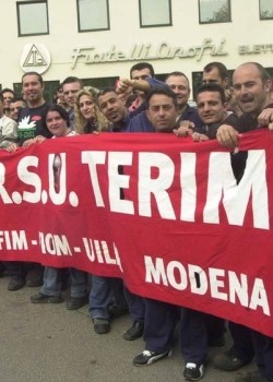 Operai Contro, per anni i sindacalisti della CGIL-CISL-UIL ci hanno fatto mangiare merda in nome della difesa del posto di lavoro. Avevamo dovuto ingoiare anche l’ultimo accordo che in sostanza decideva che solo una parte degli operai sarebbe stata riassunta. il tavolo è saltato, così come le trattative con il nuovo padrone Khaled. Al tavolo (che si è tenuto presso la Regione), infatti, l’imprenditore de Il Cairo ha cambiato le carte in tavola, dichiarando di poter rioccupare in tre anni solo 110 lavoratori (e il sito di Rubiera, nel reggiano), Operai della Terim questo è quello che capita a […]
