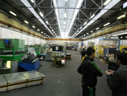  i vertici della sede sede foggiana della Tozzi Electrical Equiment ( la holding ravennate produttrice di quadri elettrici presente in Capitanata da 30 anni) ha imposto la sua linea con decisione e una certa intransigenza. L’azienda infatti taglierà il personale di quasi un terzo: 22 su 90, infatti, le unità operative dello stabilimento di Borgo Incoronata che dall’1 dicembre verranno licenziate, ricevendo un accompagnamento economico che durerà dai 2 ai 4 anni e che varierà la sua cifra a seconda dell’età anagrafica dei lavoratori. Si chiude così con un altro duro colpo all’occupazione in Capitanata il lungo braccio di […]