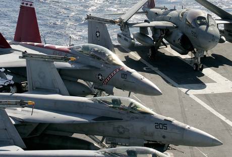 Redazione di Operai Contro, I giornalisti asserviti proprio non vogliono dire che l’economia liberale non è più capace di andare avanti dopo aver mostrato negli ultimi anni tutti i suoi limiti. Ogni giorno le borse sbandano di fronte ad una qualsiasi notizia internazionale, oggi la notizia di un possibile coinvolgimento delle forze occidentali nel conflitto siriano ha fatto crollare le borse di tutto il mondo. Sul fronte Italiano la fragilità finanziaria è così forte che sono sufficienti due parole relative ad una sola persona che potrebbe far nascere una crisi del governo e determinare così un’impennata dello Spread fra […]