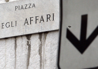 Redazione di Operai Contro, la bisca dei padroni è impazzita. I giocatori temono la fine del governo Pd-Pdl di Letta. Non sanno se un nuovo governo fornirà denaro contante per il loro gioco d’azzardo. Sale a 250 punti base lo spread tra il Btp e il Bund tedesco. Il tasso sul decennale del Tesoro è al 4,39%. Stabile, a 255, il differenziale tra i titoli di Stato spagnoli a 10 anni e quelli tedeschi. Proseguono in rosso ma senza scossoni le borse europee dopo il dato sugli ordini di beni durevoli negli Usa, scesi del 7,3% a luglio. Negativi […]