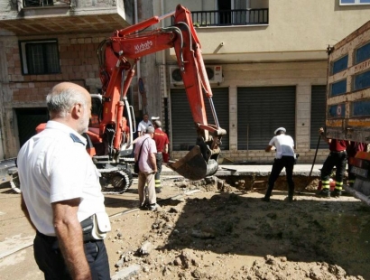 Redazione di Operai Contreo,Il destino di noi operai è miserabile. Un operaio di 38 anni è morto stamani in un incidente sul lavoro avvenuto in un cantiere di via Barbaro Forleo a Francavilla Fontana dove erano in corso lavori sulla conduttura idrica. Il nome della vittima è Angelo Reschi l’operaio, che lavorava per una ditta che stava effettuando lavori idrici per conto dell’Acquedotto pugliese, stava lavorando in uno scavo quando, per cause ancora da accertare, sarebbe fuoriuscita acqua da una conduttura. Inutile il tentativo dei colleghi di estrarlo: il terreno franato ha aperto una voragine e il lavoratore vi […]