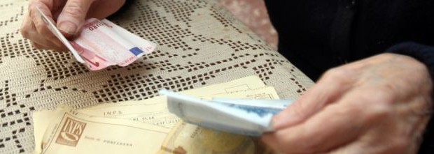 Redazione di Operai Contro, le tariffe di luce e gas diminuiranno (per dire) di 46 euro in un anno,ma le famiglie spendono in più in un anno 1500 euro. I leccaculo della stampa e della TV non dicono che aumenta la disoccupazione e la cassa integrazione e questo vuol dire diminuizione dei salari. I RINCARI PEGGIORI – In termini assoluti l’aumento più consistente quest’anno rispetto al 2012 è quello della spesa per gli alimentari: +299 euro a famiglia. Ma nel carrello della spesa pesano anche detersivi e prodotti per la casa: +153 euro, secondo l’osservatorio dei consumatori. Non va molto […]