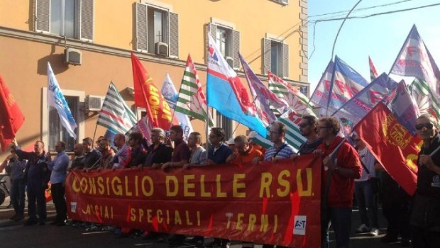 Redazione di operai contro, altro che lavoro. I licenziamenti aumentano I sindacalisti ci portano al macello. Chiedono la cassa, senza unificare le lotte delle varie fabbriche. I sindacalisti dichiarono lo sciopero ad oltranza in tutti gli stabilimenti Berco perchè il padrone torni al tavolo Noi operai vogliamo lo sciopero contro i 611 esuberi. La Berco fa parte del gruppo Thyssen L’annuncio in una conferenza stampa dopo che Berco ”ha rifiutato tutte le proposte e ha pervicacemente seguito la strada della rottura”. Un operaio della Berco