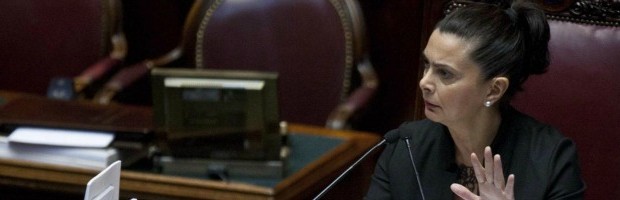 Redazione di Operai Contro, gli spot autopubblicitari della boldrini fanno flop. Aveva convocato la camera dei deputati il 20 Agosto. Laura Boldrini presiede la camera dei deputati di un parlamento che è una accozzaglia di ladri pronti a spartirsi i soldi del finanziamento pubblico. Laura Boldrini presiede la camera dei deputati di un parlamento che rappresenta solo i padroni Nonostante lo spot la convocazione e il richiamo della presidente Boldrini, la seduta è stata praticamente disertata dai parlamentari. In Aula erano presenti appena 104 deputati, meno di un sesto del totale: Per la maggioranza sono circa 45 i parlamentari democratici presenti. Quattro quelli del Pdl, […]