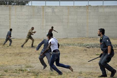 Redazione di Operai Contro, il ministro dell’Integrazione Cécile Kyenge non ha ancora capito. Il governo Letta la usa per farsi pubblicità. La sua visita a Isola Capo Rizzuto ha scatenato la seconda rivolta nel giro di poche settimane. Stamattina gliimmigrati ospitati nel centro di accoglienza di Isola Capo Rizzuto, in Calabria, hanno aggredito l’auto blindata del ministro dell’Integrazione Cécile Kyenge. Dopo essere stata a Riace, l’esponente del governo Letta si è recata nella struttura in provincia di Crotone dove ha incontrato i migranti ed è entrata all’interno dei container del campo per rendersi conto delle condizioni in cui vivono i disperati arrivati in Italia […]