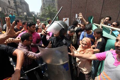 RASSEGNA  STAMPA  in allagato una sintesi dell’analisi sull’Egitto, in particolare sui grandi imprenditori, con regime Mubarak, e poi con Morsi, fatta da un think tank tedesco, Stiftung Wissenschaft und Politik. LE ÉLITE IMPRENDITORIALI DELL’EGITTO, DOPO MUBARAK SWP (STIFTUNG WISSENSCHAFT UND POLITIK) LUGLIO 2013 Prefazione e conclusioni – Nell’ultimo decennio dell’era Mubarak, alcuni grandi imprenditori avevano ottenuto il controllo di gran parte dell’economia, entrando così a far parte dell’élite politica. – Caduto il regime Mubarak nel 2011, questa élite imprenditoriale è finora riuscita a mantenere la preminenza economica, e un rilevante ruolo politico. – Pochi di essi hanno subito processi, la […]